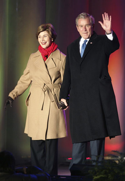 U.S. President George W. Bush and first lady Laura Bush are welcomed to the 85th annual of the lighting of The National Christmas Tree in front of the White House in Washington December 4, 2008.