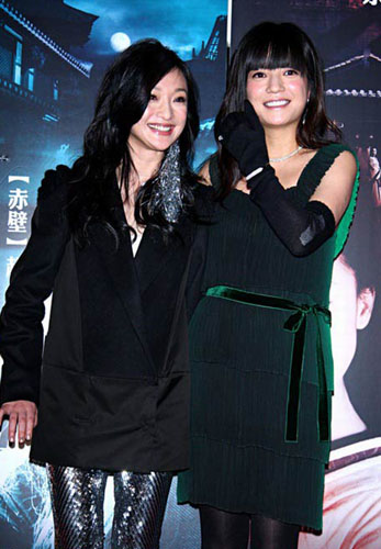 Zhou Xun (L) and Zhao Wei pose at the premiere ceremony of 'Painted Skin' in Taipei' Ximenting area on Wednesday night, December 3, 2008. 