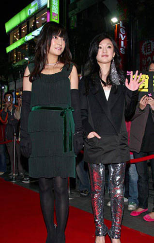 Zhou Xun (R) and Zhao Wei pose at the premiere ceremony of 'Painted Skin' in Taipei' Ximenting area on Wednesday night, December 3, 2008. 