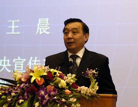 Wang Chen, minister of the State Council Information Office, delivers a keynote speech during the 8th Forum on Internet Media of China, in Chongqing, December 5, 2008. The minister urged the country&apos;s online media to help foster a society of integrity and honesty.[chinadaily.com.cn]