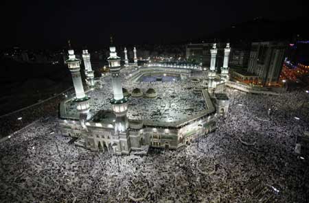 Muslim Pilgrims circle the Kaaba at the Grand Mosque in Mecca Dec. 5, 2008. [Xinhua/Reuter]