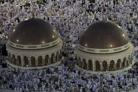 Muslim Pilgrims circle the Kaaba at the Grand Mosque in Mecca Dec. 5, 2008. [Xinhua/Reuter]