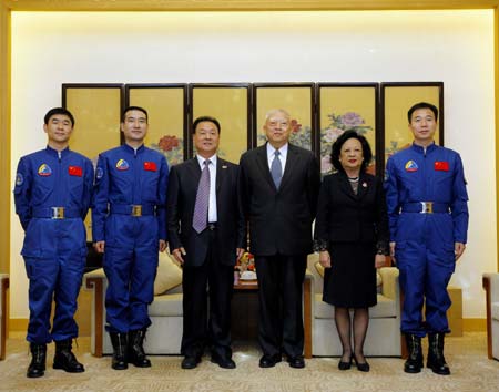 Tung Chee-hwa (3rd R), vice-chairman of the National Committee of the Chinese People's Political Consultative Conference (CPPCC), and his wife pose for a group picture with Zhang Jianqi (3rd L), delegation head of the Shenzhou VII manned space mission to Hong Kong and Chinese taikonauts Zhai Zhigang, Liu Boming and Jing Haipeng during their meeting in Hong Kong, south China, Dec. 6, 2008. (Xinhua