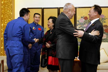  Tung Chee-hwa (2nd R), vice-chairman of the National Committee of the Chinese People's Political Consultative Conference (CPPCC), hugs Zhang Jianqi (R), Zhang Jianqi, delegation head of the Shenzhou VII manned space mission to Hong Kong and Deputy Commander-in-Chief of China's Manned Space Engineering Program, in a welcome ceremony to the delegation in Hong Kong, south China, Dec. 6, 2008. (Xinhua/Zhou Lei)