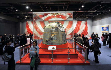 Visitors look at displays at the spacewalk mission exhibition at the Hong Kong Science Museum on Saturday, December 6, 2008. (Xinhua Photo)