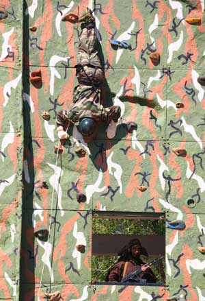 An Indian soldier takes part in the climb exercise on the second day of the China-India army joint anti-terrorism training code-named 'Hand in Hand 2008' in Belgaum, India, Dec. 7, 2008. (Xinhua 