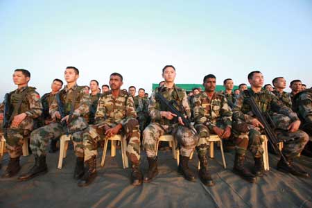 Chinese and Indian soldiers attend a demonstration class on the second day of the China-India army joint anti-terrorism training code-named 'Hand in Hand 2008' in Belgaum, India, Dec. 7, 2008. (Xinhua Photo)