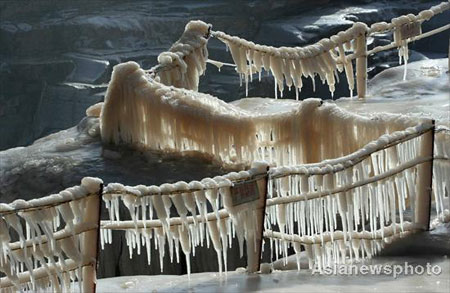 Hukou waterfall is frozen due to temperature dropping, turning its splashing water beads into ice of various shapes - a great attraction to winter tourists. Picture taken on December 7, 2008. 