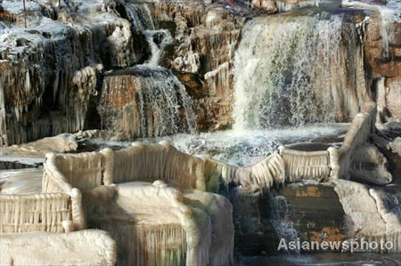 Hukou waterfall is frozen due to temperature dropping, turning its splashing water beads into ice of various shapes - a great attraction to winter tourists. Picture taken on December 7, 2008.