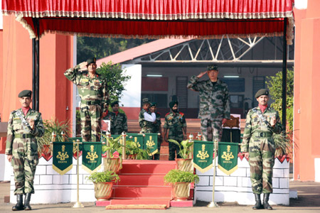 5 The China-India army joint anti-terrorism training, code-named 'Hand in Hand 2008' is kicked off in India's Belgaum on Dec. 6, 2008.[Xinhua] 