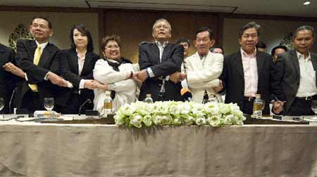 Members of five political parties and one faction, including Democrat Party's secretary-general Suthep Thaugsuban (C), join hands after forming a new coalition which hopes to create Thailand's next government, after a news conference in Bangkok December 6, 2008.[Xinhua/Reuters]