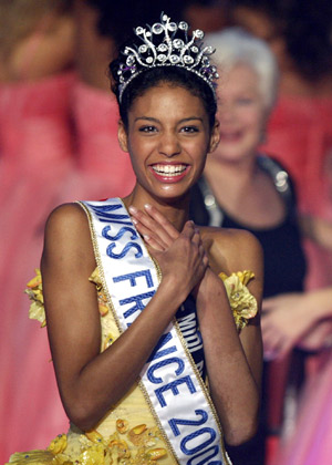 Miss France 2009 Chloe Mortaud from the Albigeois Midi Pyrenees region reacts after winning the title in Le Puy du Fou, western France, Dec. 6, 2008. [Xinhua/Reuters]