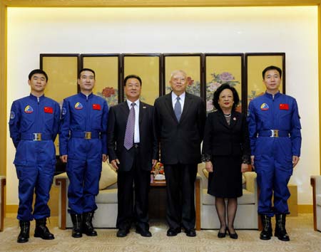 Tung Chee-hwa (3rd R), vice-chairman of the National Committee of the Chinese People's Political Consultative Conference (CPPCC), and his wife pose for a group picture with Zhang Jianqi (3rd L), delegation head of the Shenzhou VII manned space mission to Hong Kong and Chinese taikonauts Zhai Zhigang, Liu Boming and Jing Haipeng during their meeting in Hong Kong, south China, Dec. 6, 2008. [Zhou Lei/Xinhua]