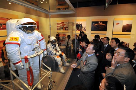  Visitors look at displays at the spacewalk mission exhibition at the Hong Kong Science Museum on Saturday, December 6, 2008. [Xinhua]