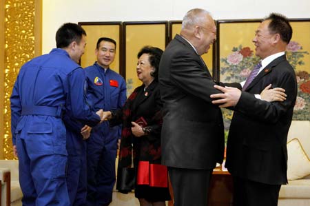 Tung Chee-hwa (2nd R), vice-chairman of the National Committee of the Chinese People's Political Consultative Conference (CPPCC), hugs Zhang Jianqi (R), Zhang Jianqi, delegation head of the Shenzhou VII manned space mission to Hong Kong and Deputy Commander-in-Chief of China's Manned Space Engineering Program, in a welcome ceremony to the delegation in Hong Kong, south China, Dec. 6, 2008. [Zhou Lei/Xinhua]