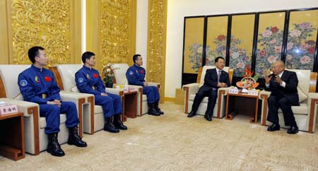 Tung Chee-hwa (R), vice-chairman of the National Committee of the Chinese People's Political Consultative Conference (CPPCC), talks to the members of the delegation of the Shenzhou VII manned space mission to Hong Kong in a welcom ceremoy in Hong Kong, south CHina, Dec. 6, 2008.[Zhou Lei/Xinhua]