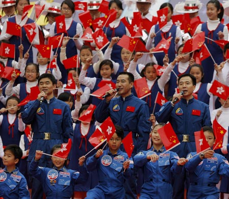 Chinese taikonauts (front L-R) Liu Boming(L), Zhai Zhigang and Jing Haipeng sing a song during a gala in Hong Kong, south China, on Dec. 7, 2008.[Xinhua]