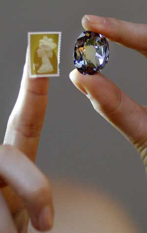 Becky Markley holds the Wittelbach diamond, a rare 35.6 carat 17th century grey-blue diamond, at Christie's auction house in London, Friday, Dec. 5, 2008. [Xinhua/AFP]