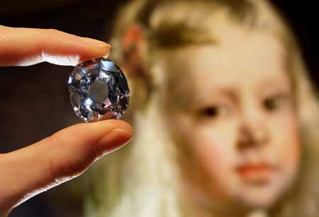  Becky Markley holds the Wittelbach diamond, a rare 35.6 carat 17th century grey-blue diamond, at Christie's auction house in London, Friday, Dec. 5, 2008. The diamond was part of the dowry of the Infanta Mararita Teresa upon her engagement to Leopold I of Austria, given by her father King Philip IV of Spain, and is expected to sell for some 9 million pounds (13 million U.S. dollars) at auction on Dec. 10. [Xinhua/AFP]