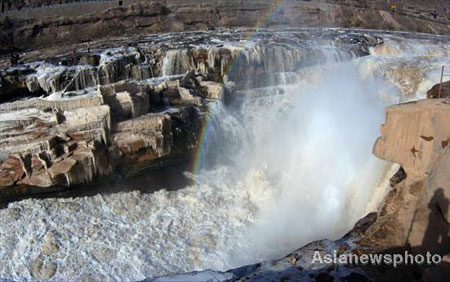 Hukou waterfall is frozen due to temperature dropping, turning its splashing water beads into ice of various shapes - a great attraction to winter tourists. Picture taken on December 7, 2008. [Asianewsphoto via China Daily]