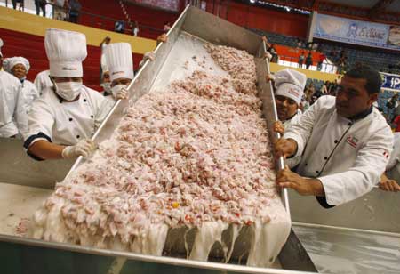 Chefs prepare the traditional ceviche in Lima Dec. 7, 2008. [Xinhua/Reuters]