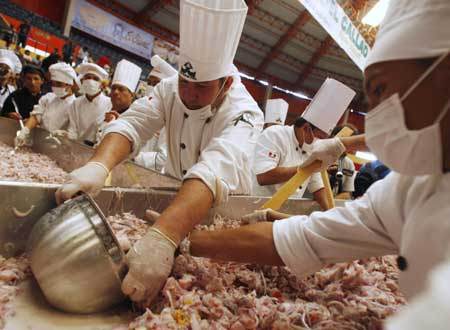 Chefs prepare the traditional ceviche in Lima Dec. 7, 2008. [Xinhua/Reuters]