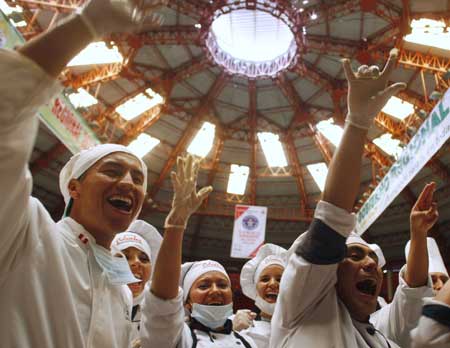 Chefs celebrate after they won the Guinness World Record for preparing the largest ceviche in Lima Dec. 7, 2008. [Xinhua/Reuters]