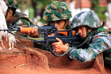 Chinese and Indian soldiers attend the anti-terror ambush exercise on the second day of the China-India army joint anti-terrorism training code-named 'Hand in Hand 2008' in Belgaum, India, Dec. 7, 2008. [Xinhua]