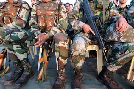 Chinese and Indian soldiers attend a demonstration class on the second day of the China-India army joint anti-terrorism training code-named 'Hand in Hand 2008' in Belgaum, India, Dec. 7, 2008. [Xinhua]