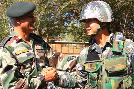 Brigadier S.K. Patyal (L) of the Indian army talks with a Chinese military officer on the second day of the China-India army joint anti-terrorism training code-named 'Hand in Hand 2008' in Belgaum, India, Dec. 7, 2008. [Xinhua]