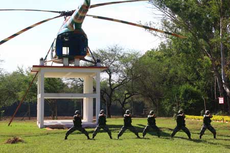 Chinese soldiers perform anti-terror shooting skills on the second day of the China-India army joint anti-terrorism training code-named 'Hand in Hand 2008' in Belgaum, India, Dec. 7, 2008. [Xinhua] 