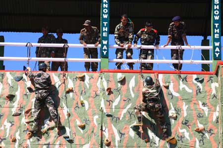 Chinese and Indian soldiers take part in the climb exercise on the second day of the China-India army joint anti-terrorism training code-named 'Hand in Hand 2008' in Belgaum, India, Dec. 7, 2008. [Xinhua]