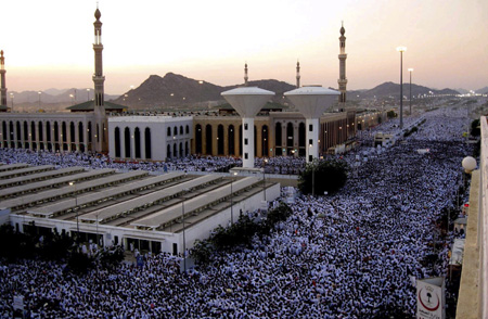 Muslim pilgrims leave the plains of Arafat outside the holy city of Mecca December 7, 2008. More than two million Muslims began the haj pilgrimage on Saturday, heading to a tent camp outside Mecca to follow the route Prophet Mohammad took 14 centuries ago. [Agencies via China Daily] 