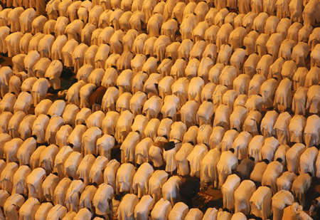  Muslim pilgrims pray at Namira mosque outside Mecca December 7, 2008. More than two million Muslims began the haj pilgrimage on Saturday, heading to a tent camp outside the holy city of Mecca to follow the route Prophet Mohammad took 14 centuries ago. [Agencies via China Daily] 