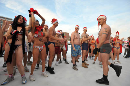Santa Clause in swimming suits and Christmas hats participate in a race in Budapest, Hungary, Dec. 7, 2008.[Xinhua]