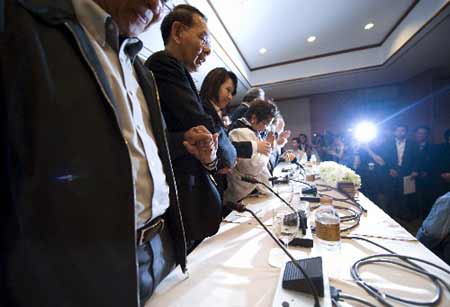 Members of five political parties and one faction join hands after forming a new coalition which hopes to create Thailand's next government, during a press conference in Bangkok on December 6, 2008. 