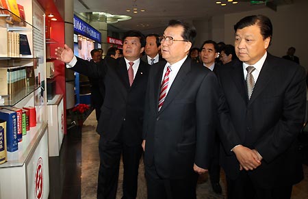 Li Changchun (C), a member of the Standing Committee of the Political Bureau of the Communist Party of China (CPC) Central Committee, visits a publishing showpiece exhibition in Beijing, capital of China, Dec. 6, 2008. Li attended on Saturday night a publishing showpiece exhibition and a concert in celebration of 30 years' reform and opening-up. [Yao Dawei/Xinhua]