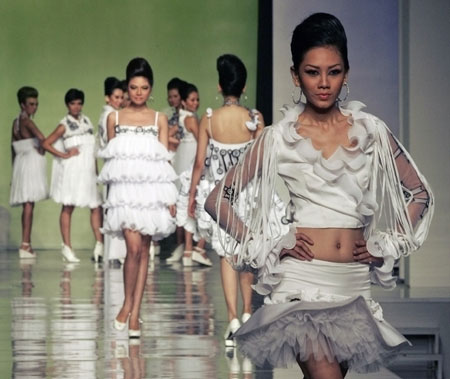 Models present creations by Indonesian designer Ian Adrian during Fashion Exploration 2009 in Jakarta December 4, 2008.