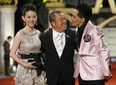 Actor Eric Tsang (C), his daughter Bowie Tsang (L) and television host Lin Zi-jiao arrive for the 45th Golden Horse Awards in Taichung Dec. 6, 2008.