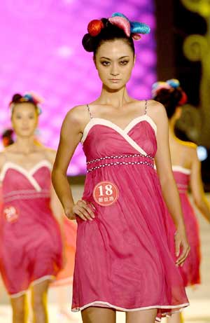 Model Li Chao is seen during the finals of 'China 2008 Xinsilu (new silk road) model contest' in Sanya of south China's Hainan Province Dec. 7, 2008.