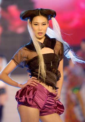 A model is seen during the finals of 'China 2008 Xinsilu (new silk road) model contest' in Sanya of south China's Hainan Province Dec. 7, 2008.