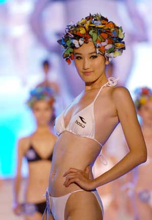 A model is seen during the finals of 'China 2008 Xinsilu (new silk road) model contest' in Sanya of south China's Hainan Province Dec. 7, 2008.