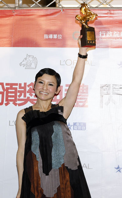 Prudence Liew poses with her best leading actress award for 'True Woman For Sale' at the 45th Golden Horse Awards in Taichung December 6, 2008. 