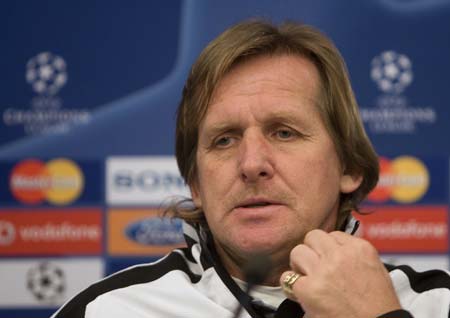 Real Madrid coach Bernd Schuster attends a news conference in Minsk, Nov. 24, 2008. Declarations from Real Madrid coach Bernd Schuster have thrown his side deep into crisis just six days before the Camp Nou stadium to play el Classico against FC Barcelona. [Xinhua/Reuters] 