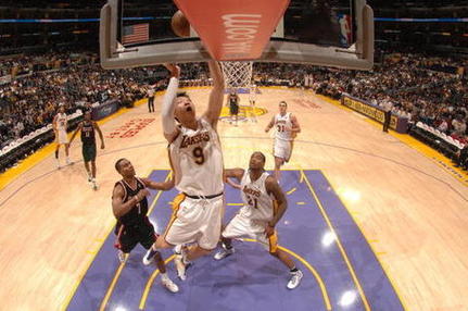 Los Angeles Lakers guard Sun Yue (9), of China, goes up for a lay-up during the fourth quarter of a basketball game against Milwaukee Bucks at the Staples Center in Los Angeles Sunday, Dec. 7, 2008. Sun made his NBA debut for the Lakers and got four points during the 5-minute time on court. [sina.com]