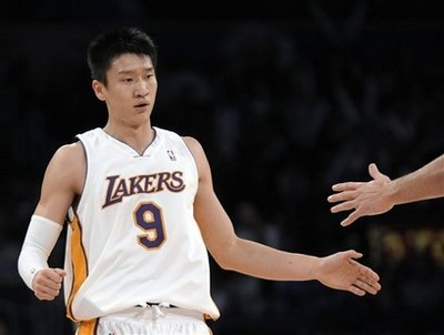 Los Angeles Lakers guard Sun Yue (9), of China, celebrates after scoring his first NBA points on a jumper against Milwaukee Bucks center Francisco Elson during the fourth quarter of the basketball game at the Staples Center in Los Angeles Sunday, Dec. 7, 2008. [Agencies]