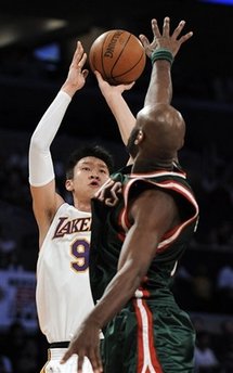Los Angeles Lakers guard Sun Yue (9), of China, scores his first Lakers' points on a jumper against Milwaukee Bucks center Francisco Elson during the fourth quarter of the basketball game at the Staples Center in Los Angeles Sunday, Dec. 7, 2008. [Agencies]