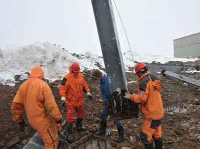 China expedition team members install a steel structure at the Zhongshan Station in Antarctica Dec. 5, 2008. Built in 1988, Zhongshan Station is one of China's first two research stations in the Antarctica. (Xinhua Photo)