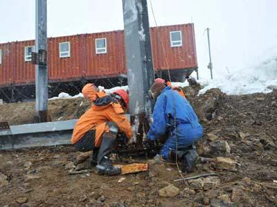 China expedition team members install a steel structure at the Zhongshan Station in Antarctica Dec. 5, 2008. Built in 1988, Zhongshan Station is one of China's first two research stations in the Antarctica. (Xinhua Photo)