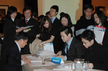 Overseas Chinese discuss job opportunities with employers at a job fair organized by the Shanghai government in London over the weekend. [China Daily]  